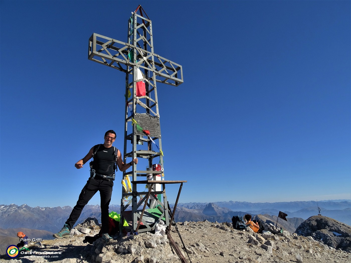 47 Alla croce di vetta del Pizzo Arera (2512 m), bravo Raffi !.JPG